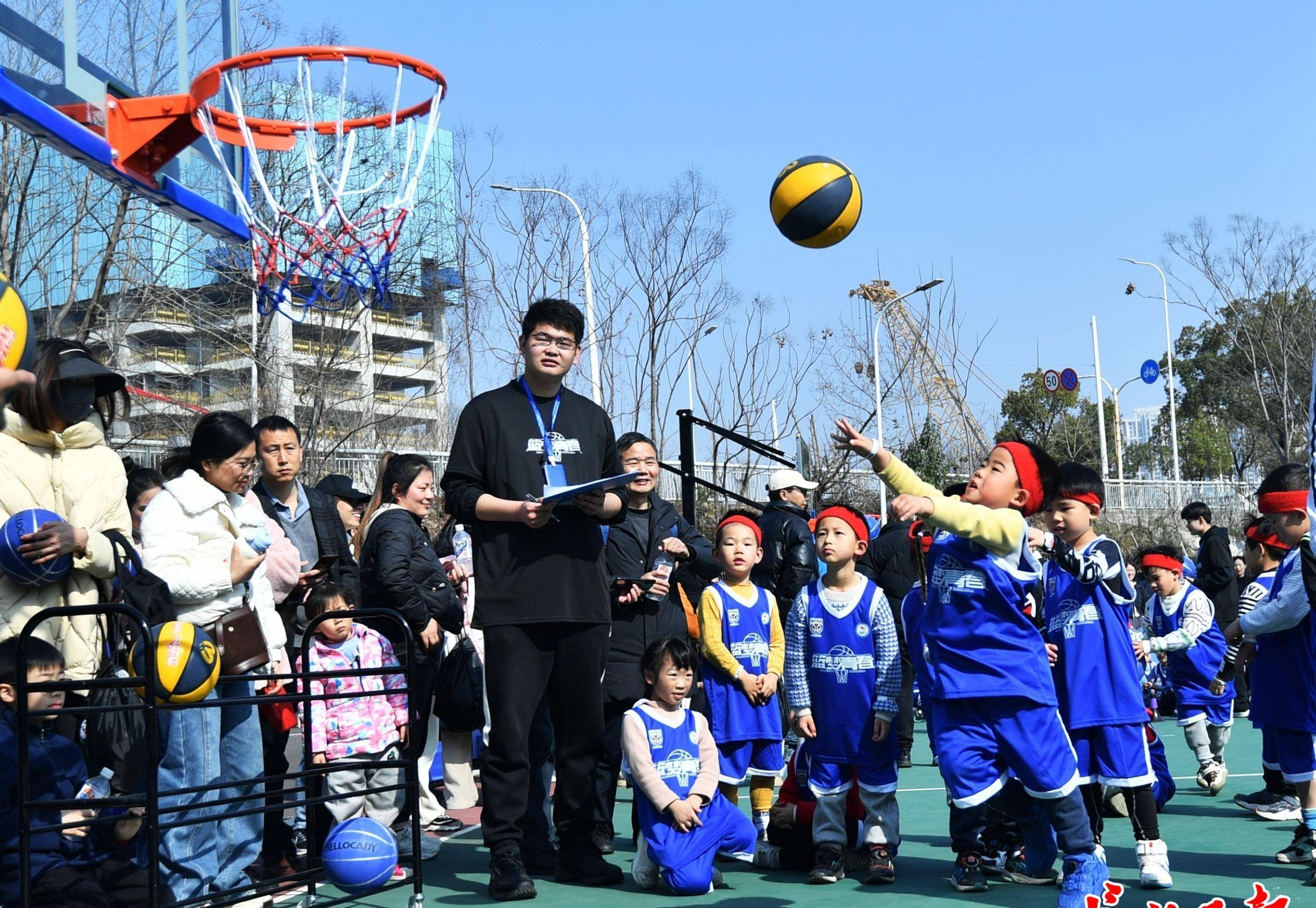 体育明星合作开办篮球营地，助力青少年绽放的简单介绍