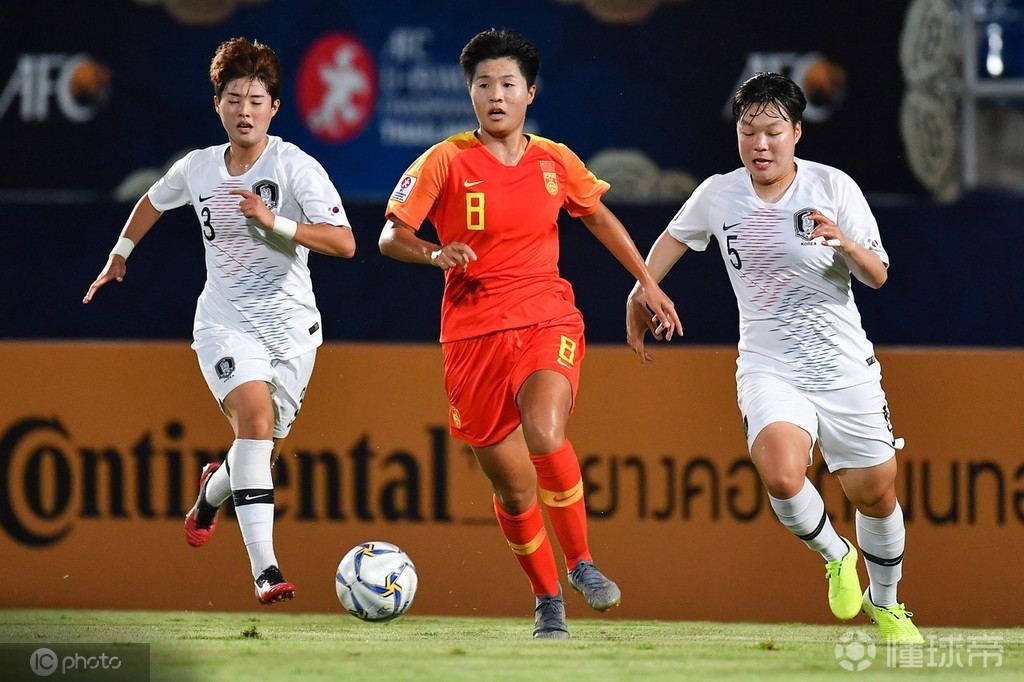 泰国女足队在比赛中奋勇拼搏 泰国女足队在比赛中奋勇拼搏