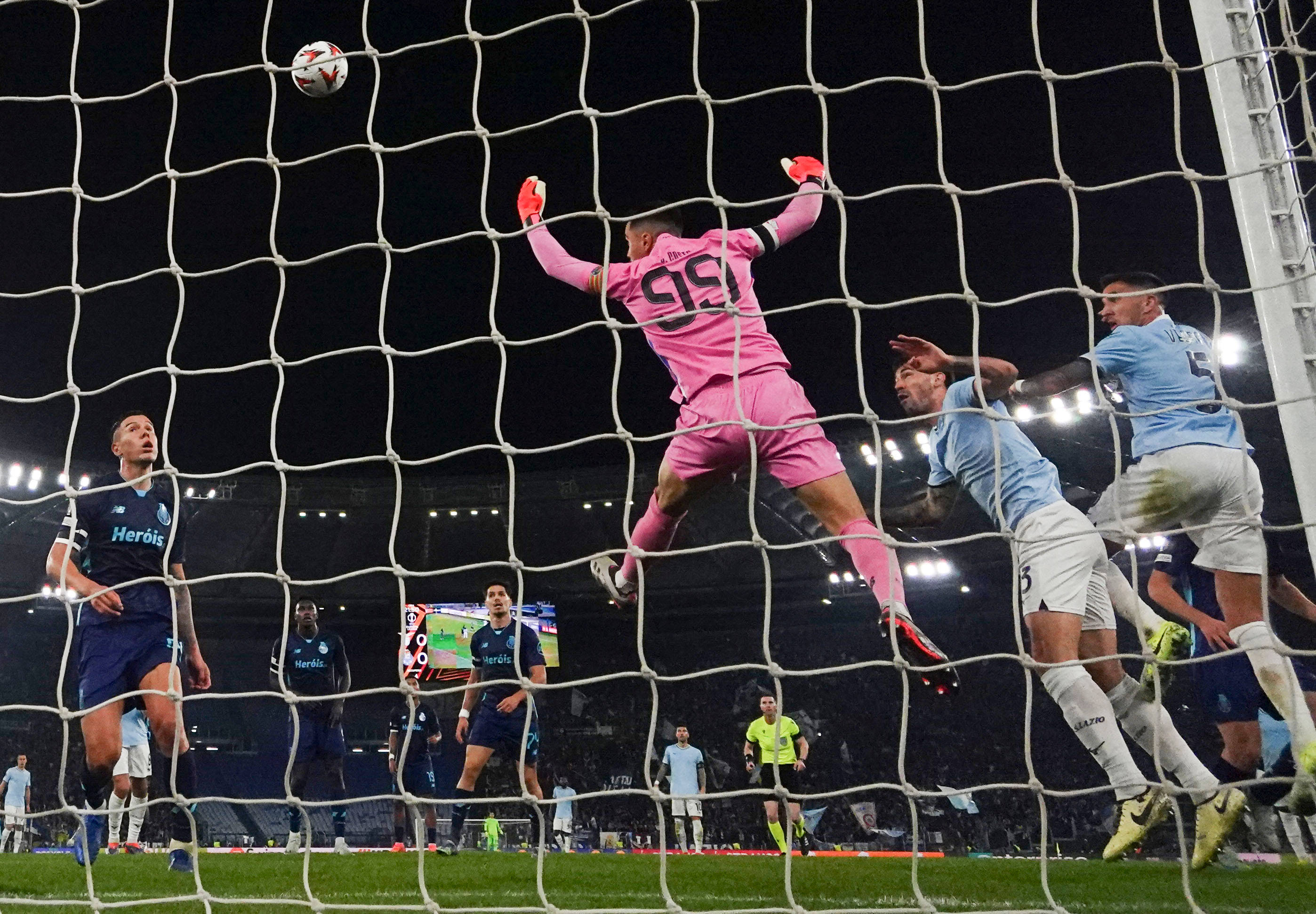 欧洲国家杯比赛中一桩轰动的转会引起轰动