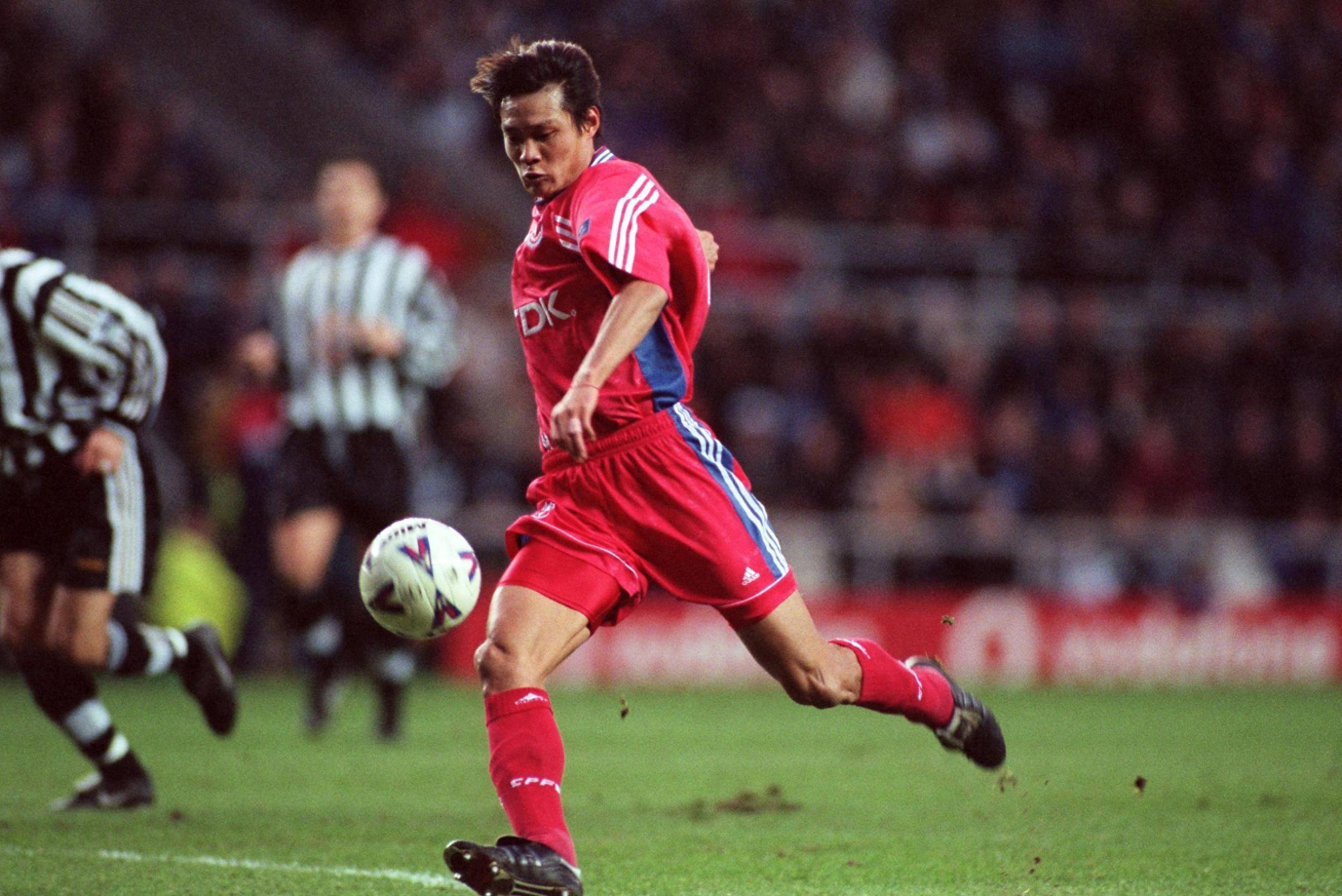 包含足球明星赛场斗艳，实力角逐热火激烈的词条