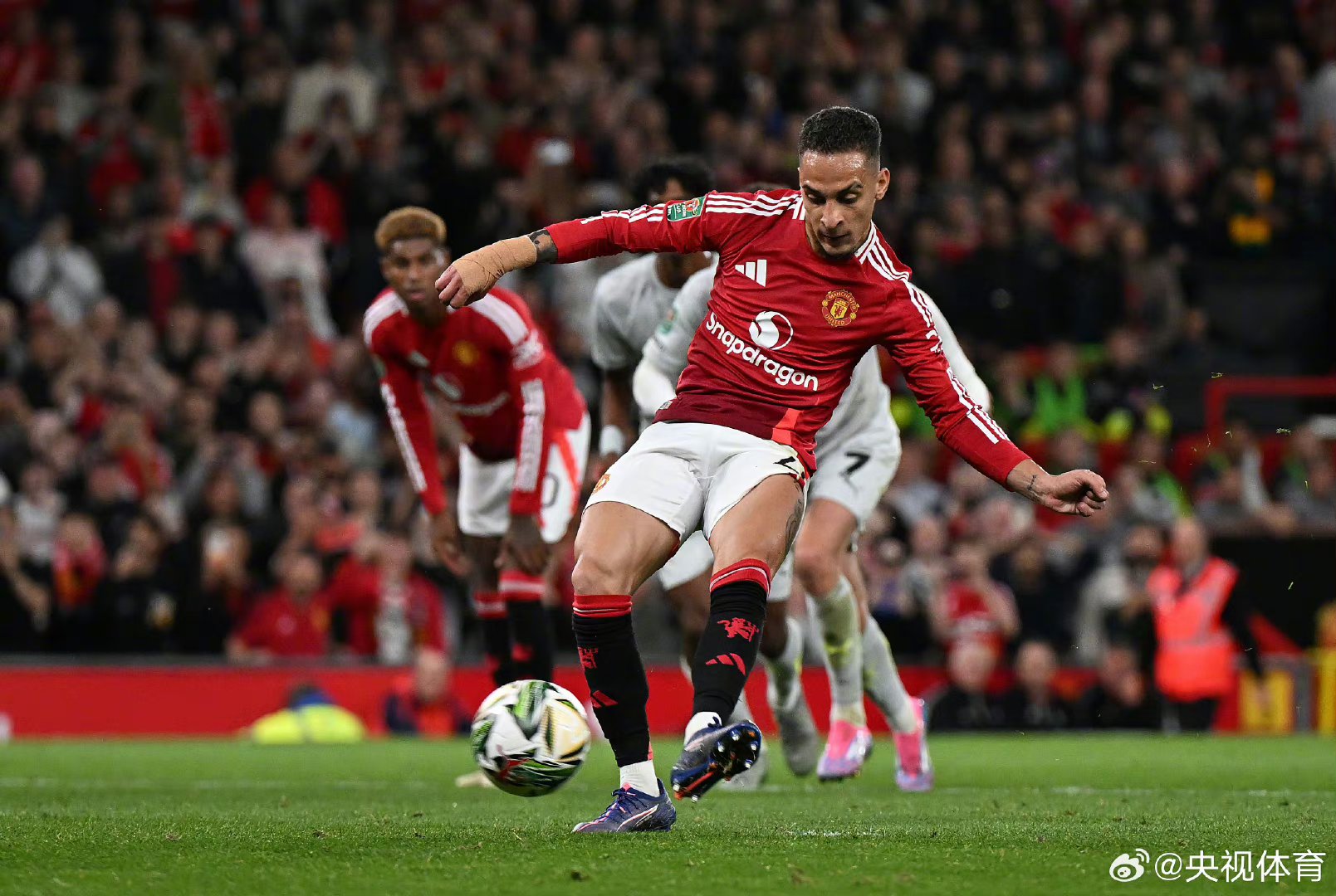 曼联反超士破门，取得关键胜利